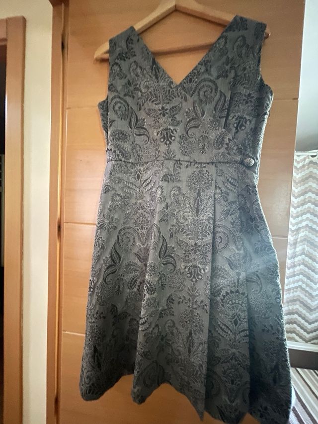 Vestido adamascado cruzado TM, 1 sola puesta.