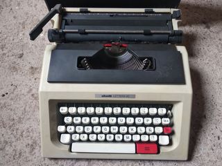 Máquina de escribir modelo Olivetti 42