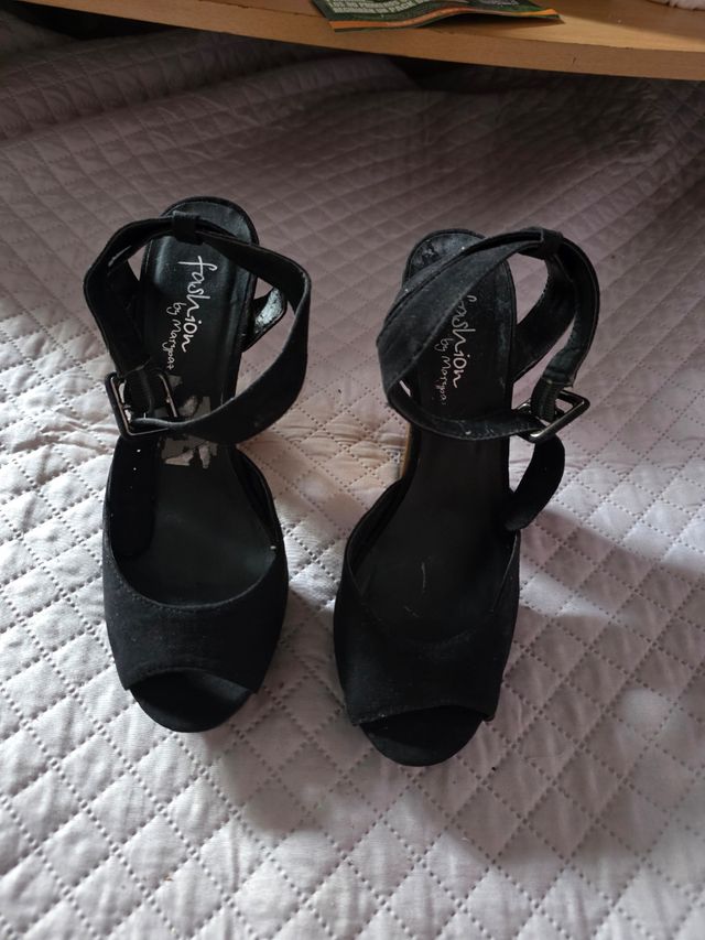 Zapatos Marypaz tacón dorado - negros