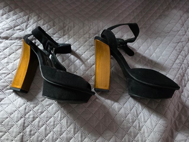 Zapatos Marypaz tacón dorado - negros