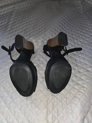 Zapatos Marypaz tacón dorado - negros