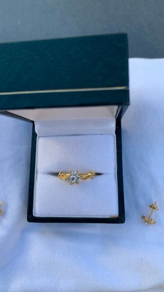 Anillo y Pendientes de oro 18 k para niña