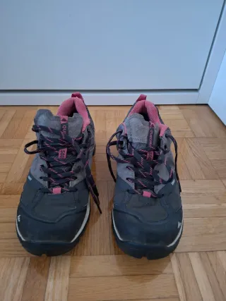 Zapatillas Quechua montaña mujer grises