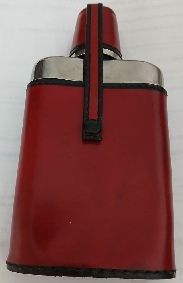 Fiaschetta tascabile per liquore.