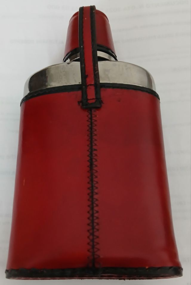 Fiaschetta tascabile per liquore.