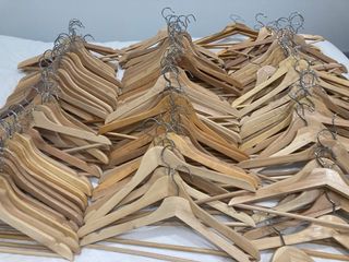 8 perchas de madera marrón clarito