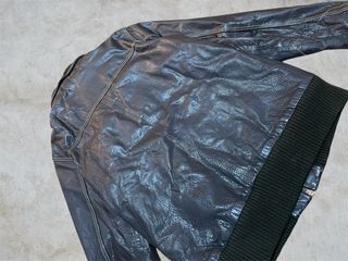 Chaqueta de Cuero de Motero Negra y Gris Oscuro con Detalles Acanalados Estilo Retro y Look Vintage.