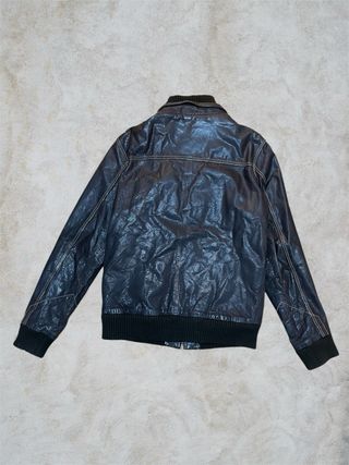 Chaqueta de Cuero de Motero Negra y Gris Oscuro con Detalles Acanalados Estilo Retro y Look Vintage.