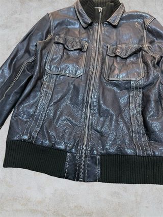 Chaqueta de Cuero de Motero Negra y Gris Oscuro con Detalles Acanalados Estilo Retro y Look Vintage.