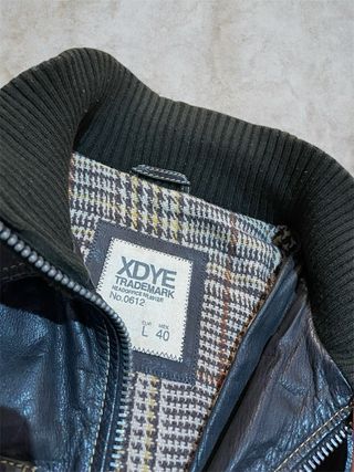 Chaqueta de Cuero de Motero Negra y Gris Oscuro con Detalles Acanalados Estilo Retro y Look Vintage.