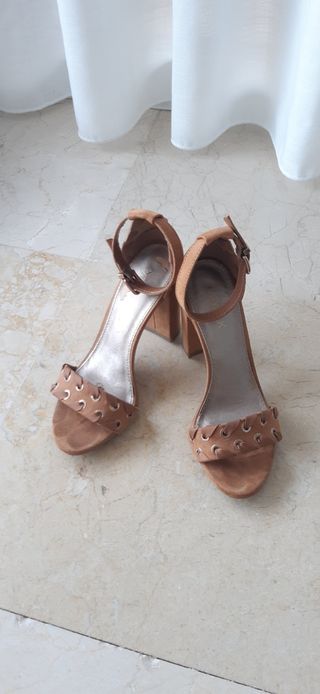 Sandalia de ante y tacón alto