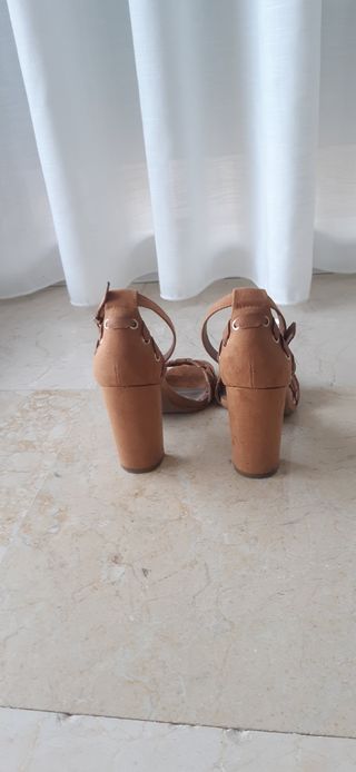 Sandalia de ante y tacón alto