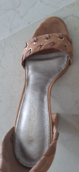 Sandalia de ante y tacón alto