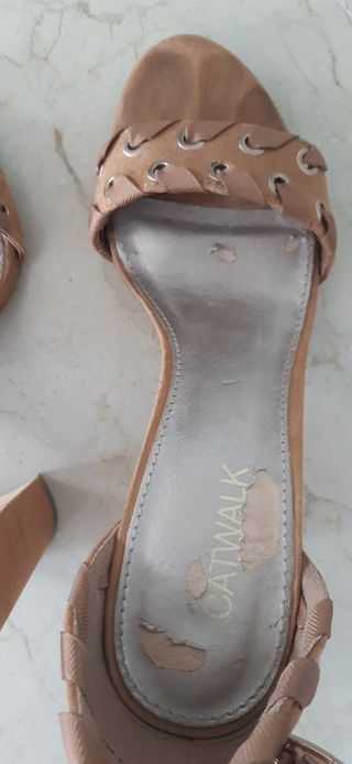 Sandalia de ante y tacón alto