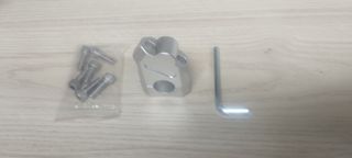 Abrazadera elevadora para manillar moto