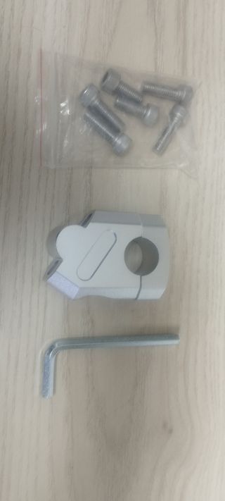 Abrazadera elevadora para manillar moto