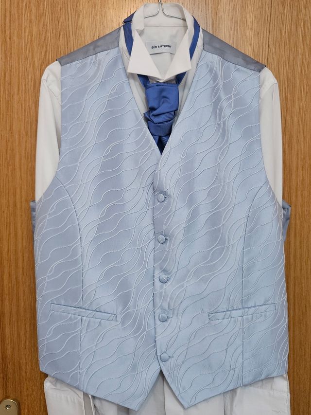 Traje de novio negro marca Costa.