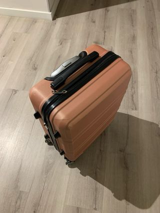 Maleta cabina interior avión