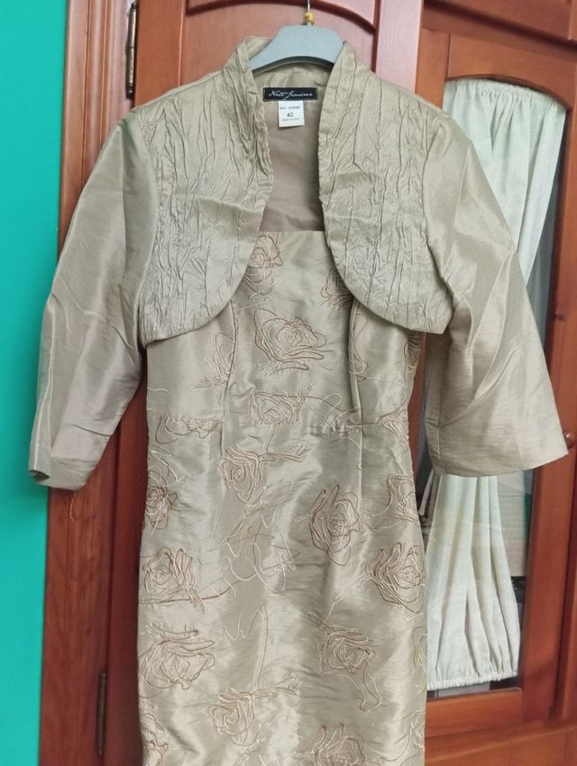 Vestido tafetán beige con chaqueta