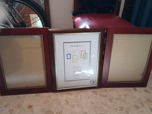 Cuadro, marcos y espejo.