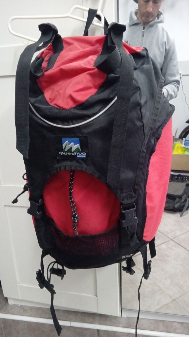 Mochila Quechua 50L - Roja y Negra