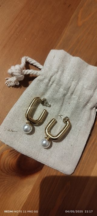 Pendientes de acero. Aros con perla. Dorados.
