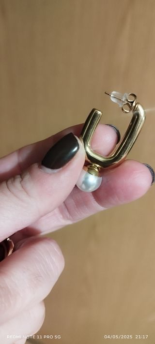 Pendientes de acero. Aros con perla. Dorados.