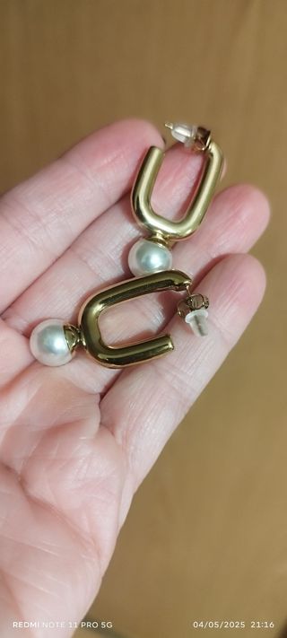 Pendientes de acero. Aros con perla. Dorados.