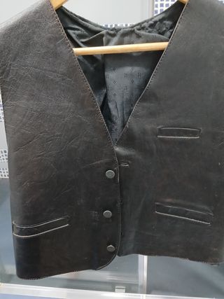 Chaleco cuero negro caballero.