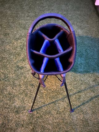 Bolsa de golf cobra ligera. Con 7 huecos.