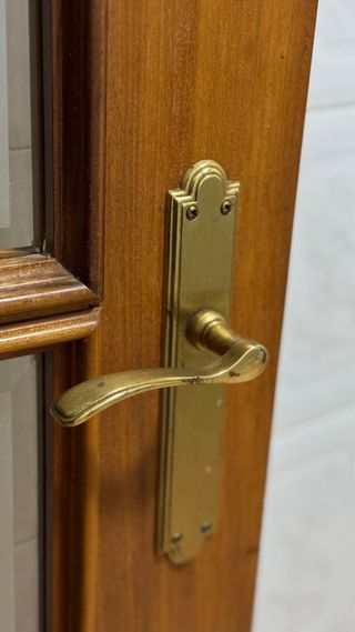 Puerta de madera acristalada