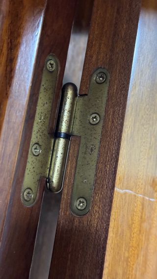 Puerta de madera acristalada