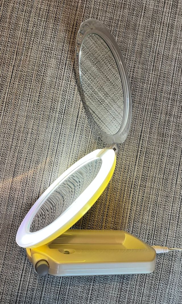 Espejo doble con luz y aumento 10x