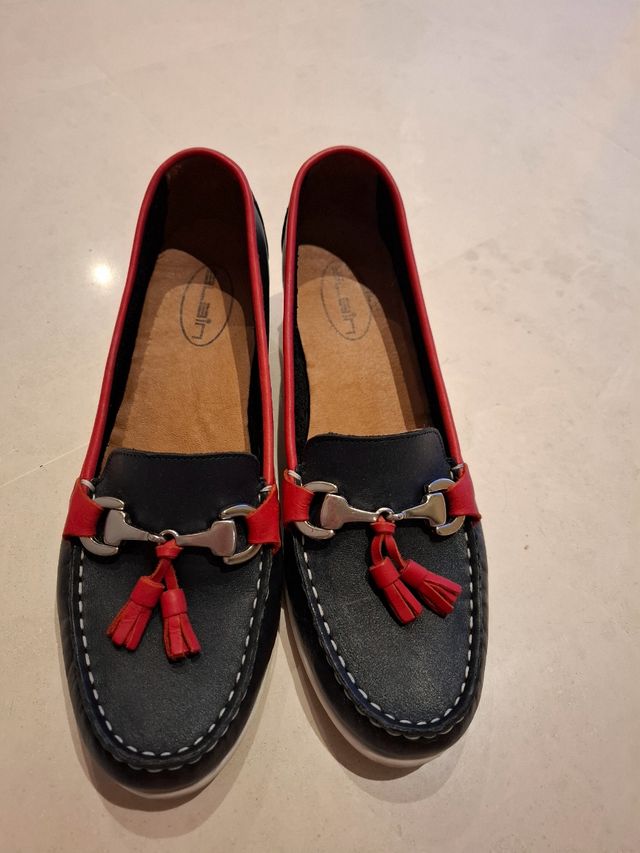 Zapatos náuticos piel azul-rojo. 