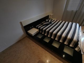 Cama japonesa tatami de diseño con luces.