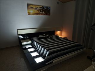 Cama japonesa tatami de diseño con luces.