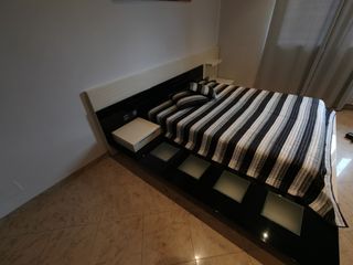 Cama japonesa tatami de diseño con luces.