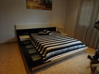 Cama japonesa tatami de diseño con luces.