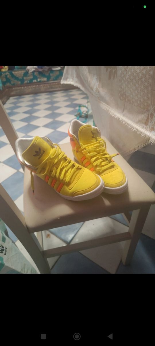 Adidas gialla