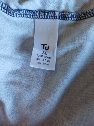 Camiseta azul y blanca estampada