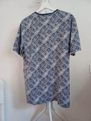 Camiseta azul y blanca estampada