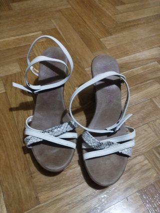 Sandalias de piel blanca con tacón 
