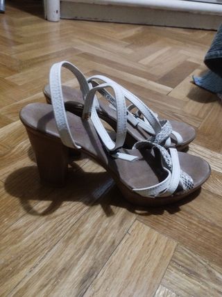 Sandalias de piel blanca con tacón 