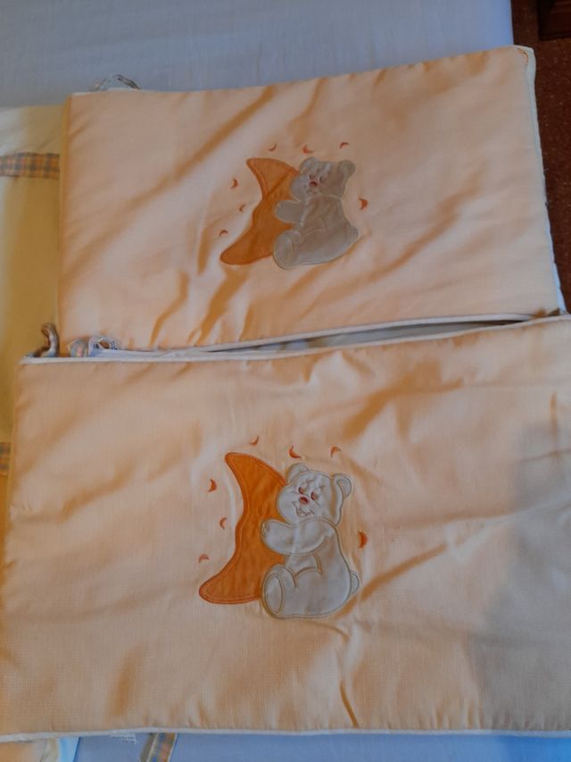 Edredón cuna bebé(2) y 2 chichoneras.