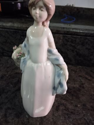Figura porcelana niña cesta flores