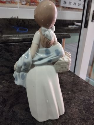 Figura porcelana niña cesta flores