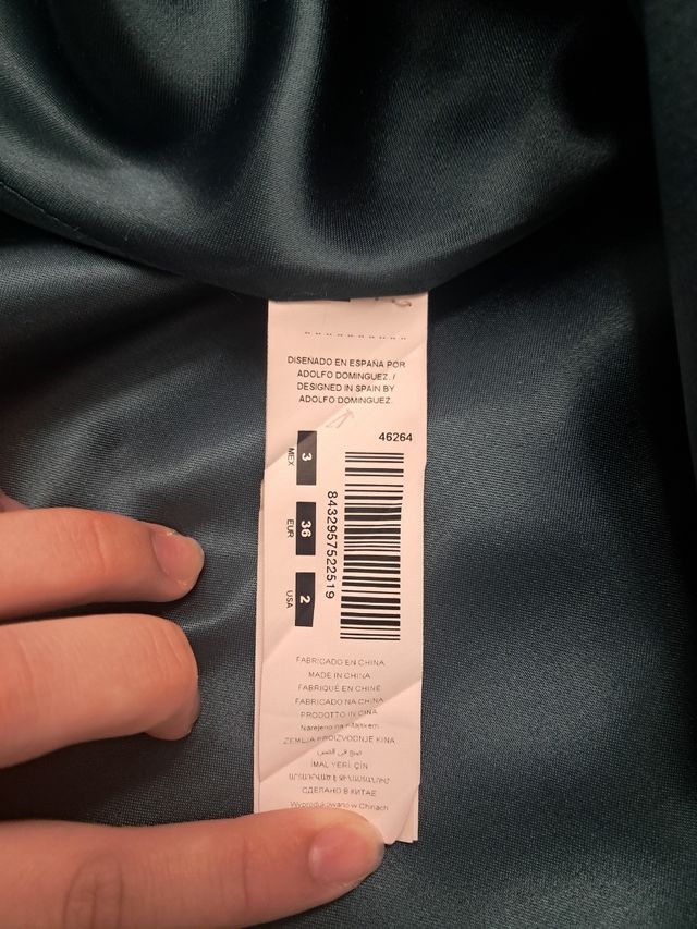 vestido de boda de Adolfo Domínguez con chal