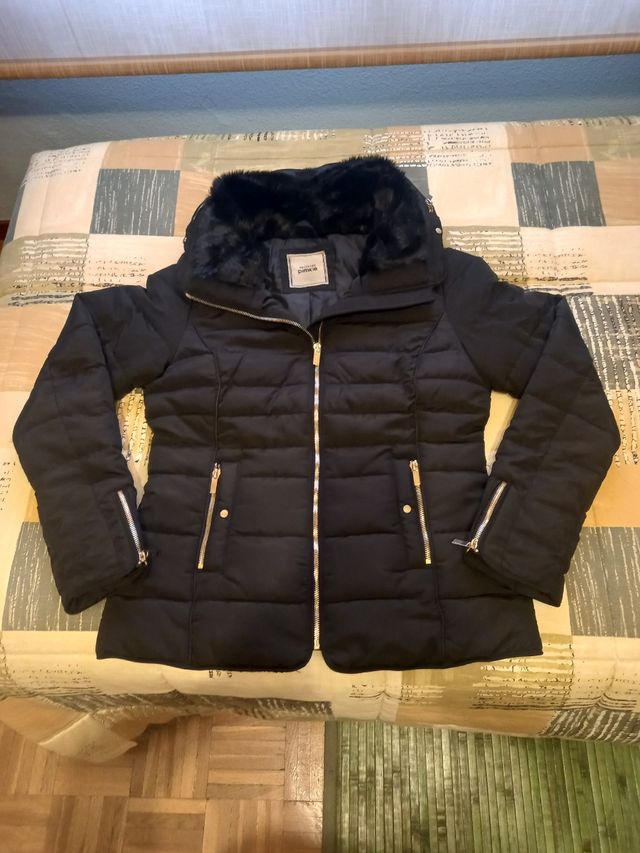 Plumas.Chaqueta acolchada negra con cuello de pelo