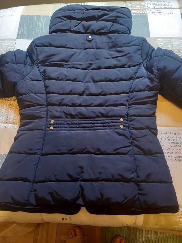 Plumas.Chaqueta acolchada negra con cuello de pelo