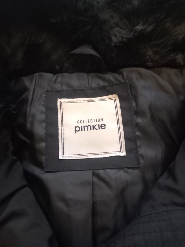 Plumas.Chaqueta acolchada negra con cuello de pelo